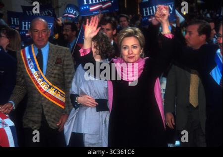 JANUAR 2011 - K20048RM: 8.10.2000. DIE HISPANISCHE TAGESPARADE AUF DER 5TH AVE, NYC. HILLARY CLINTON. RICK MACKLER/ 2000(Bild: © Globe Photos/ZUMAPRESS.com) Stockfoto