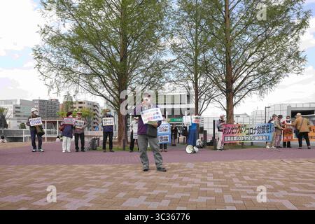 3. April 2021, Yokohama, Japan: Ein Demonstrant mit Maske hält während der Demonstration eine Rede, während er ein Plakat hält. Wir donâ brauchen keine Waffen, sondern Corona-Gegenmaßnahmen.“ Senioren zeigen ihre Meinung zu verschiedenen innenpolitischen Fragen. Unter anderem fordern sie die Absage der Olympischen Spiele 2020 in Tokio, weil sie Bedenken hinsichtlich der Verbreitung des Corona-Virus in Japan haben. (Foto: © Stanislav Kogiku/SOPA Bilder via ZUMA Wire) Stockfoto