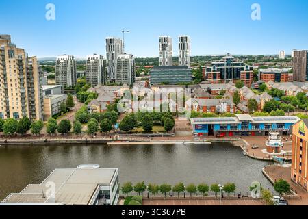 Salford Quays, Manchester – Moderne Skyline am Wasser mit Wohntürmen, Old Trafford und MediaCityUK im Blick Stockfoto
