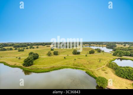 Tatton Park Aerial View – malerische Seen, Wiesen und Wälder in Cheshire Country, nahe Manchester, England Stockfoto