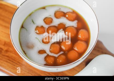 Indonesischer Biji-Salak (Süßkartoffeln und Tapioka-Bällchen in Palmzuckersoße). Dieses Dessert ist eine beliebte Wahl, um während des Ramadan schnell zu brechen. Stockfoto