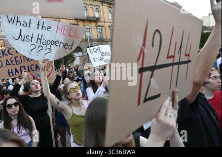 Nicht exklusiv: Demonstranten halten Plakate während einer Protestaktion gegen den Gesetzesentwurf N12414, der am 22. Juli verabschiedet wurde und die Befugnisse der Nation einschränkt Stockfoto