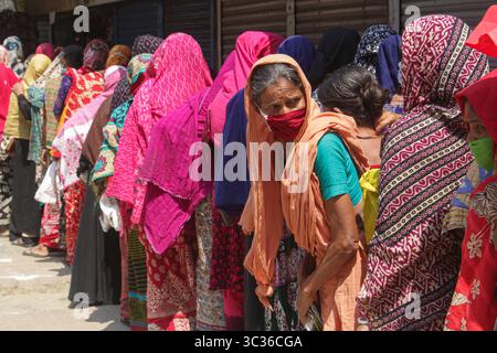 5. April 2021: Frauen treffen sich in que, um Reis und Mehl aus dem Open Market Sale (OMS) in Modu Shohid, Sylhet zu kaufen, während ab heute landesweite 7 (sieben) Tage lang in Bangladesch gesperrt wurde (Credit Image: © MD Rafayat Haque Khan/ZUMA Wire) Stockfoto