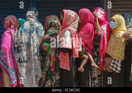5. April 2021: Frauen treffen sich in que, um Reis und Mehl aus dem Open Market Sale (OMS) in Modu Shohid, Sylhet zu kaufen, während ab heute landesweite 7 (sieben) Tage lang in Bangladesch gesperrt wurde (Credit Image: © MD Rafayat Haque Khan/ZUMA Wire) Stockfoto