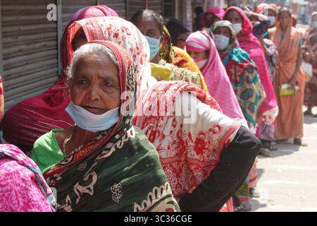 5. April 2021: Frauen treffen sich in que, um Reis und Mehl aus dem Open Market Sale (OMS) in Modu Shohid, Sylhet zu kaufen, während ab heute landesweite 7 (sieben) Tage lang in Bangladesch gesperrt wurde (Credit Image: © MD Rafayat Haque Khan/ZUMA Wire) Stockfoto