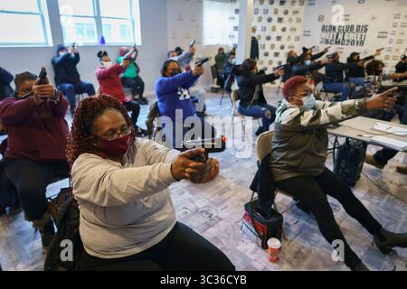 1. März 2021, Chicago, Illinois, USA: Studenten lernen die Grundlagen des Waffenbetriebs mit Nachbildungen von Feuerwaffen in Chicago. Eine Umfrage der Waffenindustrie im Jahr 2020, einem Rekordjahr für den Umsatz, stellte fest, dass schwarze Kunden den größten Anstieg aller Rassengruppen darstellen. (Foto: © Youngrae Kim/Chicago Tribune/TNS via ZUMA Wire) Stockfoto