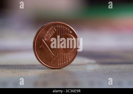 Nahaufnahme der Euro-Cent-Münze, die am Rand steht, ein Cent-Wert vorne, Fiat-Geld Stockfoto