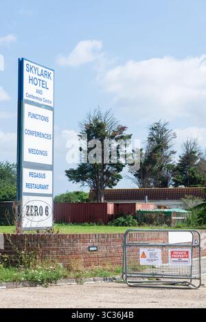 Keine Eintrittsschilder vor dem Skylark Hotel & Konferenzzentrum in Aviation Way, Rochford, Southend on Sea, Essex, wo Asylsuchende untergebracht sind Stockfoto