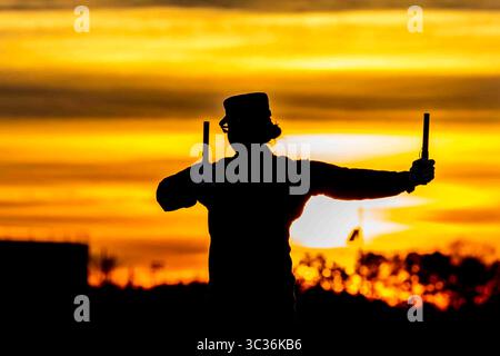 30. März 2021: Dover, Delaware, USA - Senior Airman Katherine Buckley, Air Force Mortuary Affairs Operations würdiger Transfer Door Marshal, übt Marshalling während eines nächtlichen, würdevollen Transfertrainings auf der Dover Air Force Base, Delaware, 30. März 2021. Schulungsveranstaltungen helfen Teams dabei, sich auf gefallene Servicemitarbeiter vorzubereiten, wenn sie in die USA zurückkehren. (Kreditbild: © Christopher Quail/USA Air Force/ZUMA Wire/ZUMAPRESS.com) Stockfoto