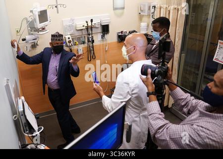 6. April 2021, Minneapolis, MN, Vereinigte Staaten: Imam Sharif Mohamed berät sich mit Dr. Thomas Wyatt, der eine GPS-Kompass-App verwendet, um den genauen Ort zu finden, an dem am 6. April 2021 ein Qibla-Aufkleber in der Notaufnahme des Hennepin County Medical Center in der Innenstadt von Minneapolis angebracht werden soll. Qibla ist die Richtung zur Kaaba, der Muslime ausgesetzt sind, wenn sie fünf Mal am Tag beten. (Kreditbild: © TNS via ZUMA Wire) Stockfoto