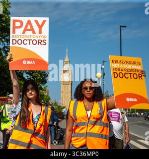 London, England, Großbritannien. Juli 2025. Ärzte im NHS, früher als Junior Doctors bezeichnet, an der Streiklinie vor dem St Thomas' Hospital in London, da sie in England einen fünftägigen Streik beginnen, nachdem die Gespräche über die Bezahlung mit der Regierung zusammenbrachen. (Kreditbild: © Tayfun Salci/ZUMA Press Wire) NUR REDAKTIONELLE VERWENDUNG! Nicht für kommerzielle ZWECKE! Stockfoto