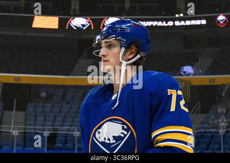 28. Februar 2021: Buffalo Sabres Rechte Flügel Tage Thompson (72) während der Aufwärmphase vor dem Spiel. Die New Jersey Devil besiegten die Buffalo Sabres 6-3 in einem NHL Matchup im KeyBank Center in Buffalo, NY. Foto von Alan Schwartz/CSM (Kreditbild: &Copy; Alan Schwartz/CSM via ZUMA Wire) Stockfoto