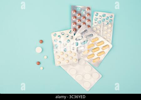 Medizin Pille, Sucht Zu Ergänzungen Und Überdosis, Medikamentenverordnung, Apotheke Tabletten, Gesundheit Und Behandlung, Vitamine Nehmen Stockfoto