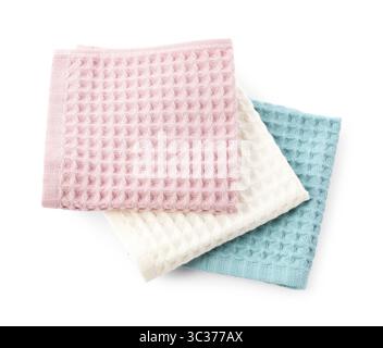 Saubere, bunte Waffelhandtücher isoliert auf weiß, Blick von oben Stockfoto