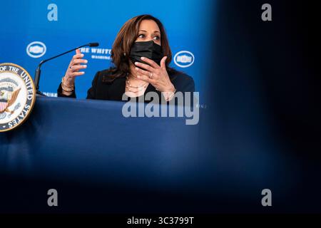 April 13, 2021, Washington, District of Columbia, USA: Vizepräsidentin der Vereinigten Staaten Kamala Harris hält während eines Rundtischgesprächs im South Court Auditorium in Washington, D.C., USA, am Dienstag, den 13. April, eine Rede über die Gesundheit von Schwarzen Müttern. 2021. Vizepräsidentin Harris wird von Susan Rice, Hausberaterin des Weißen Hauses und Gesundheitsexperten für Mütter begleitet (Credit Image: © Sarah Silbiger - Pool via CNP/CNP via ZUMA Wire) Stockfoto