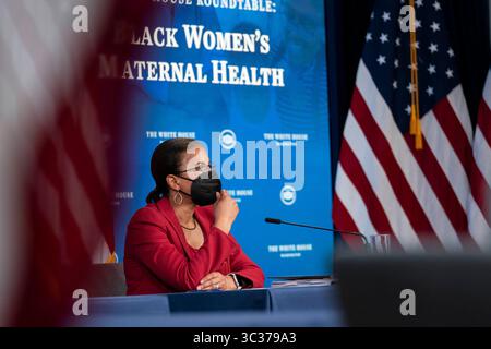 April 13, 2021, Washington, District of Columbia, USA: Susan Rice, Hausberaterin des Weißen Hauses, hört am Dienstag, den 13. April, im South Court Auditorium in Washington, D.C., USA, eine Diskussionsrunde über die Gesundheit von Schwarzen Müttern zu. 2021 (Bild: © Sarah Silbiger – Pool via CNP/CNP via ZUMA Wire) Stockfoto