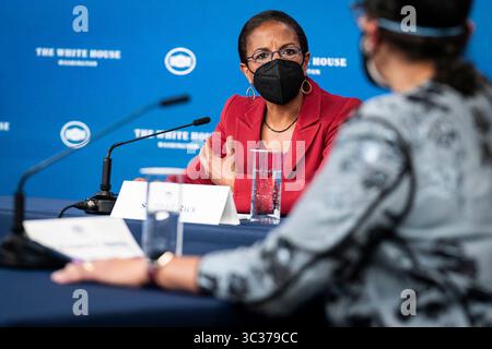 April 13, 2021, Washington, District of Columbia, USA: Susan Rice, Hausberaterin des Weißen Hauses, hört am Dienstag, den 13. April, im South Court Auditorium in Washington, D.C., USA, eine Diskussionsrunde über die Gesundheit von Schwarzen Müttern zu. 2021 (Bild: © Sarah Silbiger – Pool via CNP/CNP via ZUMA Wire) Stockfoto