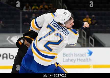 13. April 2021: Buffalo Sabres Rechte Flügel Tage Thompson (72) reagiert auf einen Schlag des Boston Bruins Verteidigers Kevan Miller (86) während des NHL-Spiels zwischen den Buffalo Sabres und den Boston Bruins im TD Garden in Boston, Mass. Eric Canha/CSM(Kreditbild: &Copy; Eric Canha/CSM via ZUMA Wire) Stockfoto