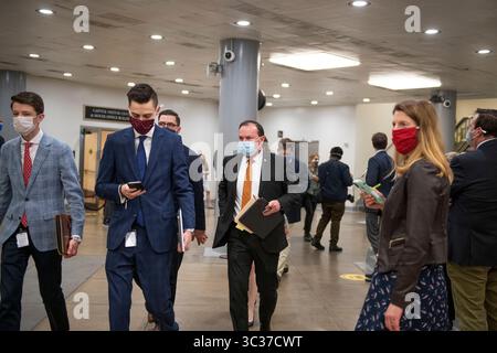 14. April 2021, Washington, District of Columbia, USA: US-Senator Mike Lee (Republikaner von Utah) spricht mit Reportern, während er sich bei einer Abstimmung in Washington, DC, Mittwoch, den 14. April 2021 durch die U-Bahn des Senats bewegt. Beschreibung: Rod Lamkey/CNP (Abbildung: © Rod Lamkey – CNP/CNP via ZUMA Wire) Stockfoto
