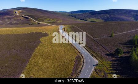 Luftaufnahme der A939 in der Nähe des Gipfels von Carn Ealasaid in den schottischen Highlands von Aberdeenshire Schottland Großbritannien Stockfoto