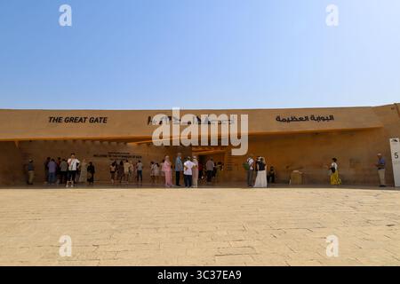 Gizeh, Ägypten, 17. Juli 2025: Touristen buchen Tickets im Besucherzentrum, um die Pyramiden von Gizeh in der Nähe von Kairo zu erkunden, eines der sieben antiken Wunder von Kairo Stockfoto