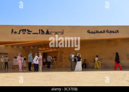 Gizeh, Ägypten, 17. Juli 2025: Touristen buchen Tickets im Besucherzentrum, um die Pyramiden von Gizeh in der Nähe von Kairo zu erkunden, eines der sieben antiken Wunder von Kairo Stockfoto