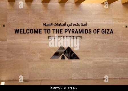 Gizeh, Ägypten, 17. Juli 2025: Touristen buchen Tickets im Besucherzentrum, um die Pyramiden von Gizeh in der Nähe von Kairo zu erkunden, eines der sieben antiken Wunder von Kairo Stockfoto