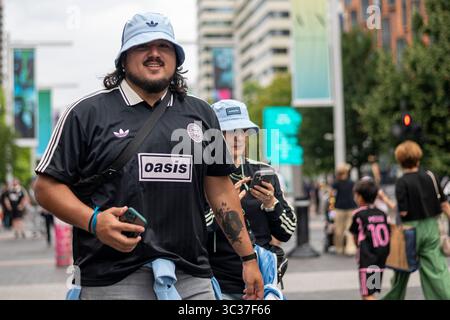 London, Großbritannien. 25. Juli 2025. Fans kommen heute Abend zum Oasis-Konzert im Wembley Stadium, das erste Mal, dass die Band seit 16 Jahren in der Hauptstadt spielt. Die Band spielt sieben Termine von Juli bis September im Wembley Stadium als Teil ihrer Live ’25 Tour, mit der letzten Show am 28. September. Quelle: Stephen Chung / Alamy Live News Stockfoto