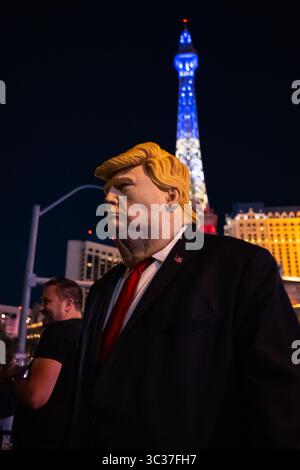 Las Vegas, 14. Mai 2025. Eine Person in einer Trump-Maske auf dem Streifen am Eiffelturm. Stockfoto