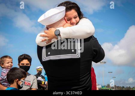 11. April 2021 - Rota, Spanien - MA1 Nicholas Murray, ein Matrose an Bord des Raketenzerstörers der Arleigh-Burke-Klasse, USS Arleigh Burke (DDG 51), vereint sich mit seiner Familie, nachdem das Schiff am 11. April 2021 auf der Marinestation (NAVSTA) Rota angekommen ist. Arleigh Burkes Ankunft markiert den Abschluss ihrer Homeport-Verlegung zur NAVSTA Rota von der Naval Station Norfolk. (Kreditbild: © Eduardo Otero/USA Marineblau/ZUMA Wire/ZUMAPRESS.com) Stockfoto