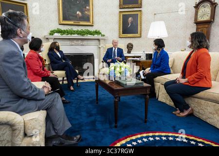 April 2021, Washington, District of Columbia, USA: US-Präsident Joe Biden, Mitte, spricht als US-Vizepräsidentin Kamala Harris, drittlinks, während eines Treffens mit dem US-amerikanischen Kongresskomitee des asiatisch-pazifischen amerikanischen Kaukus im Oval Office des Weißen Hauses in Washington, D.C., USA, dem Repräsentanten Mark Takano, einem Demokraten aus Kalifornien, von links, Senator Mazie Hirono, einer Demokraten aus Hawaii, dem Repräsentanten Judy Chu, und der Demokratischen Partei aus Kalifornien, und der Demokratischen Partei Grace Meng aus New York, im Oval Office des Weißen Hauses in Washington, zuhört. 2021. die Biden-Administration impo Stockfoto