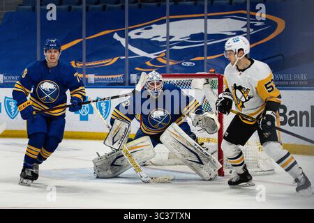 17. April 2021: Buffalo Sabres Torhüter Dustin Tokarski (31), umgeben von Buffalo Sabres Verteidiger Jacob Bryson (78) und Pittsburgh Penguins Center Teddy Blueger (53). Die Pittsburgh Penguins besiegten die Buffalo Sabres 3-2 in einem NHL Matchup im KeyBank Center in Buffalo, NY. Foto von Alan Schwartz/CSM (Kreditbild: &Copy; Alan Schwartz/CSM via ZUMA Wire) Stockfoto