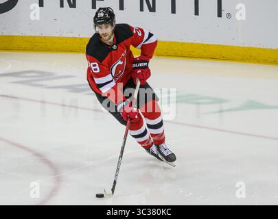 18. April 2021: Damon Severson (28), Verteidiger der New Jersey Devils, während eines NHL-Spiels zwischen den New York Rangers und den New Jersey Devils im Prudential Center in Newark, NJ Mike Langish/Cal Sport Media.(Kreditbild: &Copy; Mike Langish/CSM via ZUMA Wire) Stockfoto
