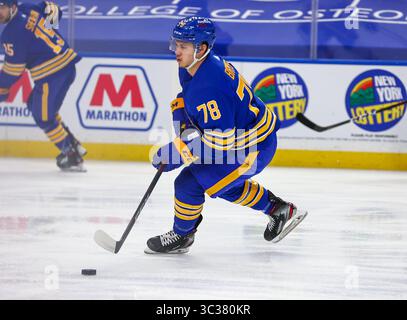 18. April 2021: Buffalo Sabres Verteidiger Jacob Bryson (78) skatet den Puck während der ersten Spielzeit im NHL-Hockeyspiel zwischen den Pittsburgh Penguins und Buffalo Sabres im KeyBank Center in Buffalo, N.Y. (Nicholas T. LoVerde/Cal Sport Media) (Credit Image: &Copy; Nicholas T. Loverde/CSM via ZUMA Wire) Stockfoto