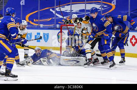 April 2021: Buffalo Sabres Torhüter Dustin Tokarski (31), um so viel wie möglich vom Netz abzudecken, während Pittsburgh Penguins linker Flügel Jason Zucker (16), Pittsburgh Penguins Center Evan Rodrigues (9) und Buffalo Sabres rechter Flügel Tage Thompson (72) alle einen Versuch Unternehmen, den Puck während der ersten Spielzeit im NHL-Hockeyspiel zwischen den Pittsburgh Penguins und Buffalo Sabres im Credit Bank (&Y. Nicholas T. Loverde/CSM via ZUMA Wire) Stockfoto