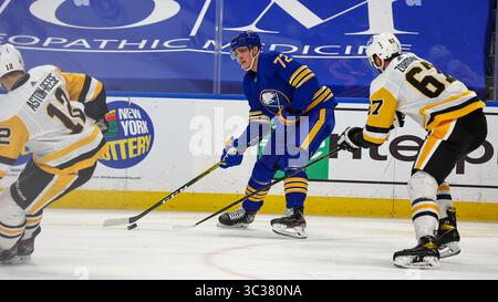 18. April 2021: Buffalo Sabres Right Wing Tage Thompson (72) läuft den Puck während der zweiten Spielperiode im NHL-Hockeyspiel zwischen den Pittsburgh Penguins und Buffalo Sabres im KeyBank Center in Buffalo, N.Y. (Nicholas T. LoVerde/Cal Sport Media) (Credit Image: &Copy; Nicholas T. Loverde/CSM via ZUMA Wire) Stockfoto