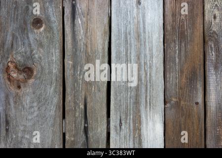 Nahaufnahme verwitterter Holzdielen mit Texturen und Mustern. Rustikales und veraltetes Aussehen mit natürlichen Details. Stockfoto