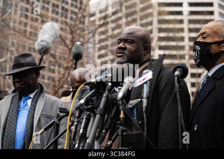 19. April 2021, Minneapolis, Minnesota, Vereinigte Staaten: Rodney Floyd, George Floyds Bruder, spricht auf einer Pressekonferenz vor dem Hennepin County Government Center am 19. April 2021, dem Tag der Schlussargumente und des Beginns der Jury-Beratungen im Derek Chauvin-Prozess in Minneapolis, Minnesota. (Kreditbild: © imageSPACE via ZUMA Wire) Stockfoto