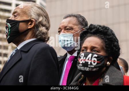 19. April 2021, Minneapolis, Minnesota, USA: Reverend Jesse Jackson sieht zu, wie Rodney Floyd, George Floyds Bruder, am 19. April 2021 auf einer Pressekonferenz vor dem Hennepin County Government Center spricht, dem Tag der Schlussargumente und des Beginns der Jury-Beratungen im Derek Chauvin-Prozess in Minneapolis, Minnesota. (Kreditbild: © imageSPACE via ZUMA Wire) Stockfoto