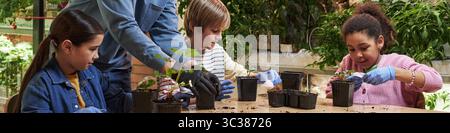 Kopfzeile der verschiedenen Gruppe von Kindern, die gemeinsam im Garten arbeiten, Setzlinge in Töpfen am Tisch Pflanzen, Kaukasier assistieren, Kinder konzentrieren sich auf praktische Aktivitäten, umgeben von grünen Pflanzen im Innenbereich Stockfoto