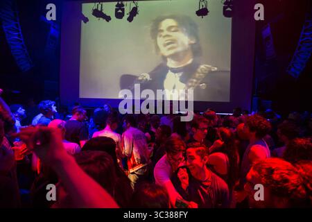 21. April 2016, Minneapolis, MN, USA: Auf diesem Aktenfoto zollen die Fans von Prince der Popikone in der First Ave Tribut, wo „Purple Rain“ nach seinem Tod am 21. April 2016 in Minneapolis gedreht wurde. Prinz war 57. (Kreditbild: © TNS via ZUMA Wire) Stockfoto