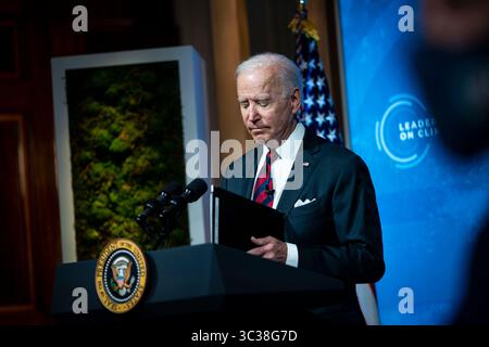22. April 2021, Washington, District of Columbia, USA: Präsident Joe Biden spricht während eines virtuellen Gipfeltreffens der Führer zum Klima im östlichen Saal des Weißen Hauses am Donnerstag, 22. April 2021 in Washington (Bild: © Al Drago/CNP via ZUMA Wire) Stockfoto