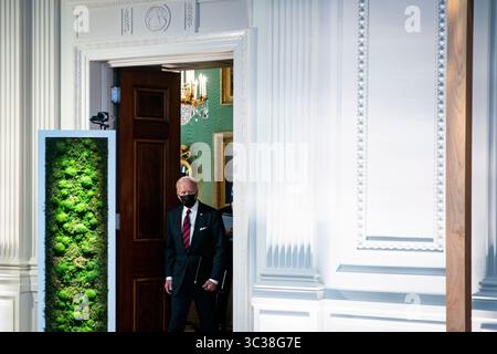 22. April 2021, Washington, District of Columbia, USA: Präsident Joe Biden kommt während eines virtuellen Gipfels der Führer zum Klima am Donnerstag, 22. April 2021 im östlichen Saal des Weißen Hauses in Washington an (Bild: © Al Drago/CNP via ZUMA Wire) Stockfoto