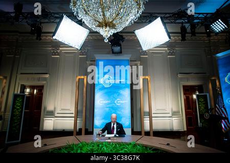 22. April 2021, Washington, District of Columbia, USA: Präsident Joe Biden hört während eines virtuellen Gipfels der Führer zum Klima im östlichen Saal des Weißen Hauses am Donnerstag, 22. April 2021 in Washington zu (Bild: © Al Drago/CNP via ZUMA Wire) Stockfoto
