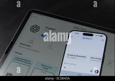 New York, USA – 18. Juli 2025: UsingChatGpt App auf Smartphone auf Tablet-Hintergrund Stockfoto