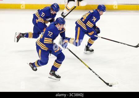 22. April 2021: Buffalo Sabres rechter Flügel Tage Thompson (72) führt einen drei-Mann-Ausbruch mit Center Rasmus Asplund (74) und Center Casey Mittelstadt (37) während der dritten Spielperiode im NHL-Hockeyspiel zwischen den Boston Bruins und Buffalo Sabres im KeyBank Center in Buffalo, N.Y. (Nicholas T. LoVerde/Cal Sport Media) (Credit Image: &Copy; Nicholas T. Loverde/CSM via ZUMA Wire) Stockfoto
