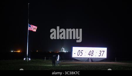 23. April 2021, Cape Canaveral, Florida, USA: Eine SpaceX Falcon 9-Rakete mit der Crew Dragon an Bord wird von Scheinwerfern auf dem Startplatz am Launch Complex 39A beleuchtet, während der Countdown für den Start der Crew-2-Mission am Freitag, den 23. April 2021, im Kennedy Space Center der NASA in Florida fortgesetzt wird. Die SpaceX Crew-2-Mission der NASA ist die zweite Crew-Rotationsmission der SpaceX Crew Dragon und der Falcon 9-Rakete zur Internationalen Raumstation im Rahmen des Commercial Crew Program. (Kreditbild: © Joel Kowsky/NASA via ZUMA Wire) Stockfoto