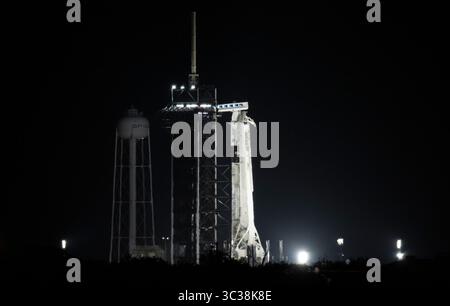 23. April 2021, Cape Canaveral, Florida, USA: Eine SpaceX Falcon 9-Rakete mit der Crew Dragon an Bord wird von Scheinwerfern auf dem Startplatz am Launch Complex 39A beleuchtet, während der Countdown für den Start der Crew-2-Mission am Freitag, den 23. April 2021, im Kennedy Space Center der NASA in Florida fortgesetzt wird. SpaceX Crew-2 ist die zweite Crew-Rotationsmission der Raumsonde Dragon und Falcon 9 zur Internationalen Raumstation im Rahmen des kommerziellen Crew-Programms. (Kreditbild: © Joel Kowsky/NASA via ZUMA Wire) Stockfoto
