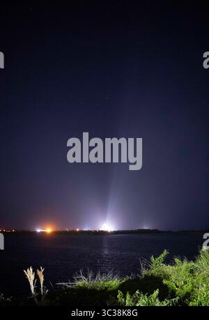 23. April 2021, Cape Canaveral, Florida, USA: Eine SpaceX Falcon 9-Rakete mit der Crew Dragon an Bord wird von Scheinwerfern auf dem Startplatz am Launch Complex 39A beleuchtet, während der Countdown für den Start der Crew-2-Mission am Freitag, den 23. April 2021, im Kennedy Space Center der NASA in Florida fortgesetzt wird. SpaceX Crew-2 ist die zweite Crew-Rotationsmission der Raumsonde Dragon und Falcon 9 zur Internationalen Raumstation im Rahmen des kommerziellen Crew-Programms. (Kreditbild: © Joel Kowsky/NASA via ZUMA Wire) Stockfoto