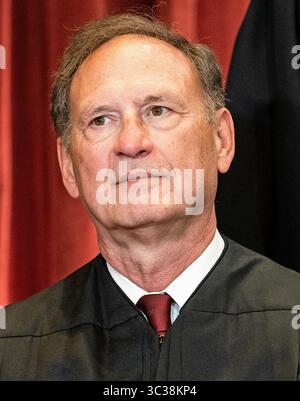 April 2021, Washington, District of Columbia, USA: Associate Justice of the Supreme Court Samuel A. Alito Jr. sitzt während eines Gruppenfotos der Richter am Supreme Court in Washington, DC am 23. April 2021 (Credit Image: © Erin Schaff/CNP via ZUMA Wire) Stockfoto